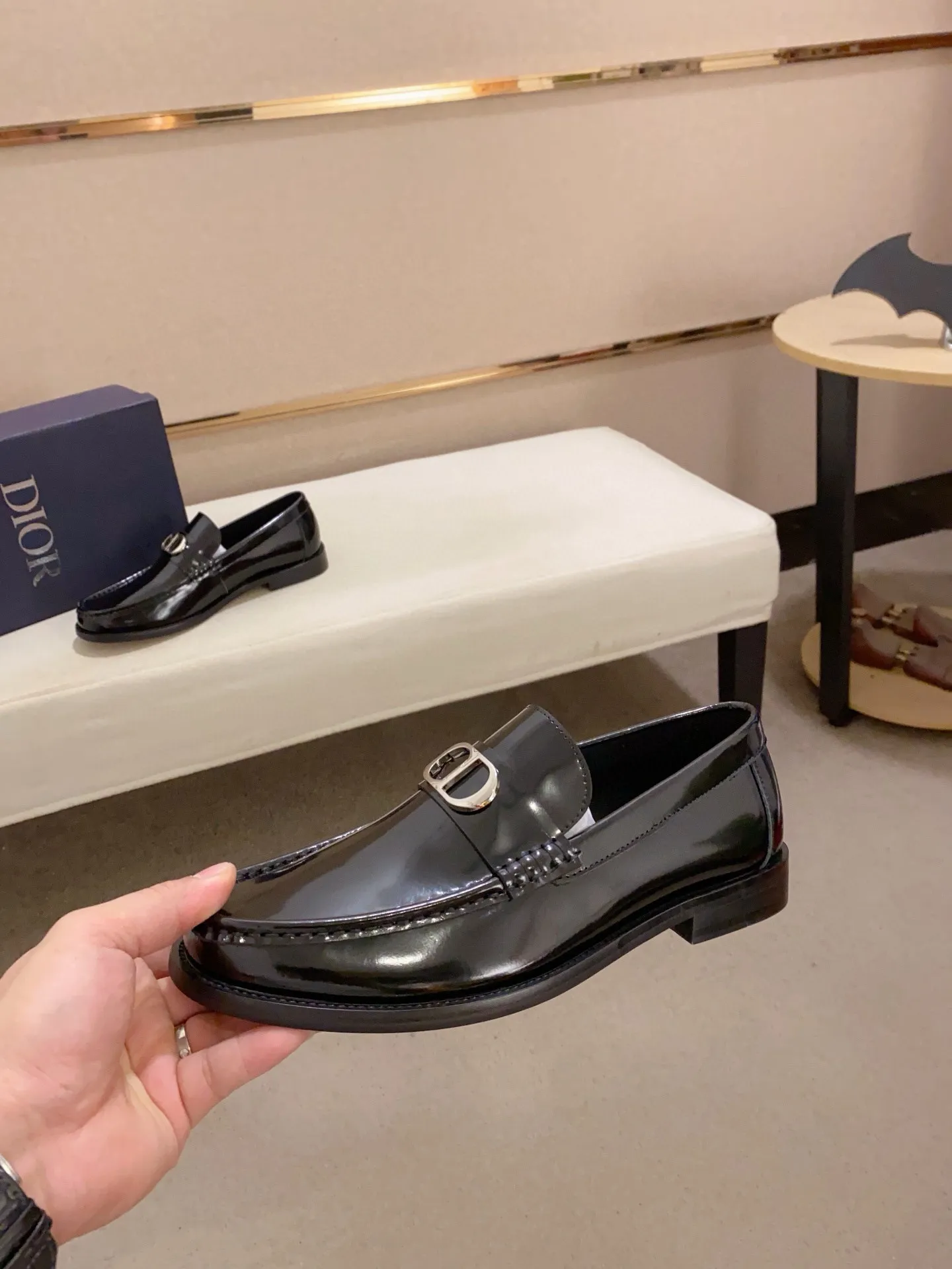 Men's shoes 💰: 560💰 High-end version of Dior Dior's new series. Famous actors and internet celebrities wear super popular designs. The sculptures of French artist Niki de Saint Phalle are designed as rings. Material: Imported original material ➕Painted cowhide Foot pads: cowhide Outsole: Rubber outsole Men's shoe size: 38~44 Can be customized to size 45